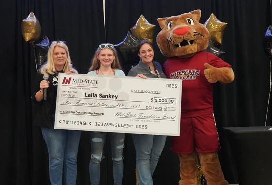 Laila Sankey, Pittsville High School graduating senior, receives Mid-State’s $5,000 Big Decision Scholarship. From left: Micki Dirks-Luebbe, Foundation & Alumni director; Laila Sankey; Nikki Dhein, donor relations manager; and Grit, Mid-State’s cougar mascot.