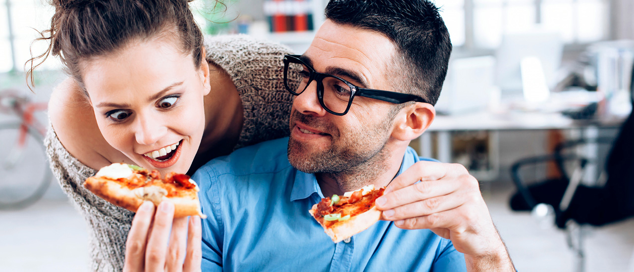 2 people enjoying pizza