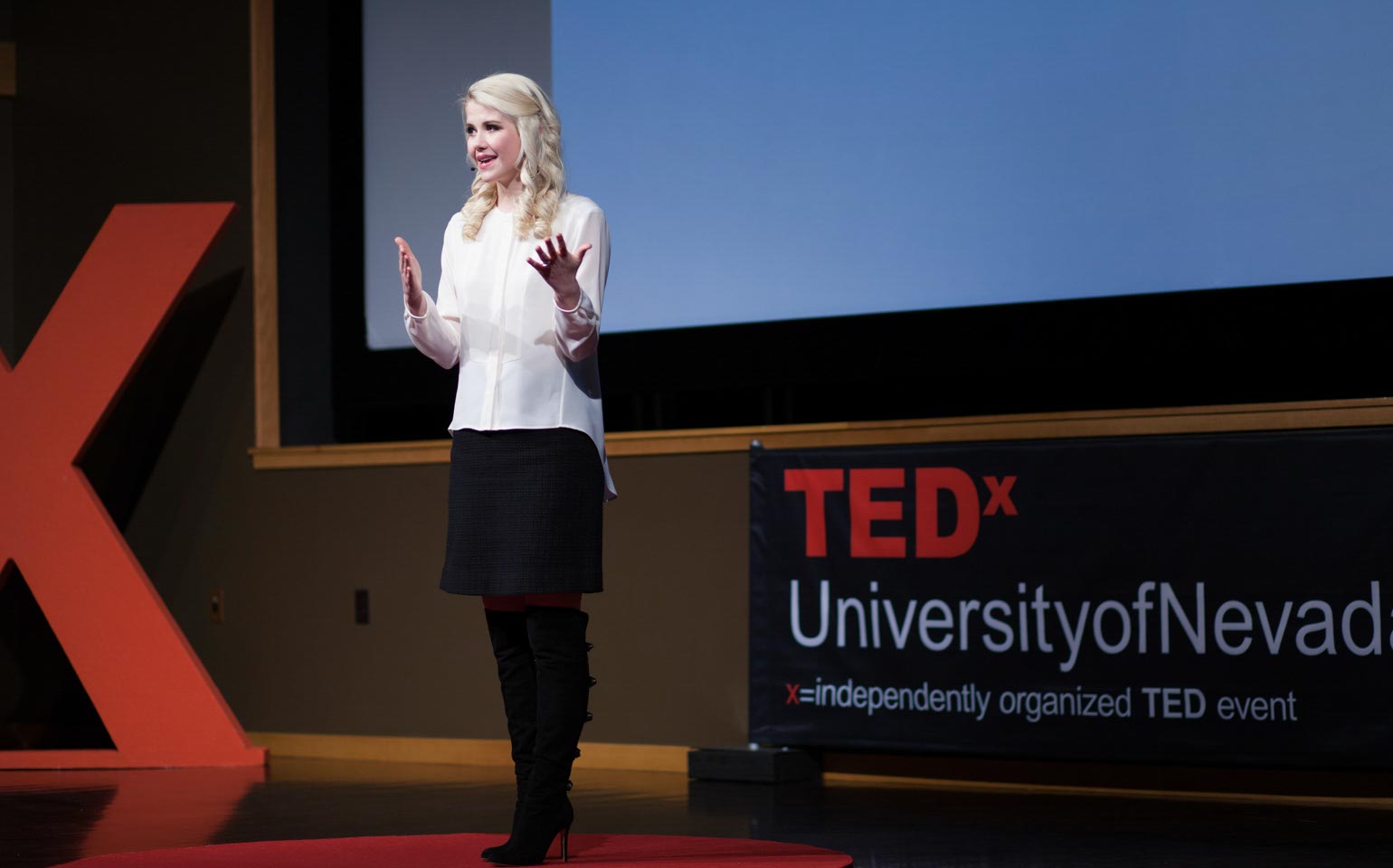 Elizabeth Smart on stage, addressing an audience.
