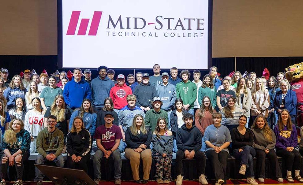 Admit Day attendees who have committed to attending Mid-State upon graduating from high school, on May 2 on the Wisconsin Rapids Campus. Also pictured; Mid-State’s mascot, Grit, and Mid-State’s president, Dr. Shelly Mondeik, center.