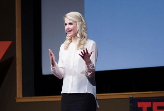 Elizabeth Smart on stage, addressing an audience.